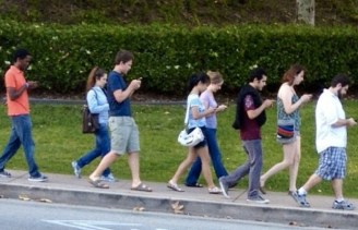 walking-with-cell-phones